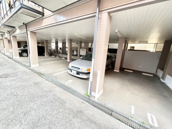 物件外観写真3　(駐車場)