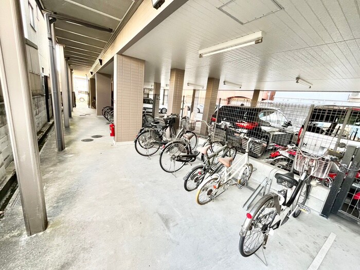 物件外観写真5　(駐輪場)