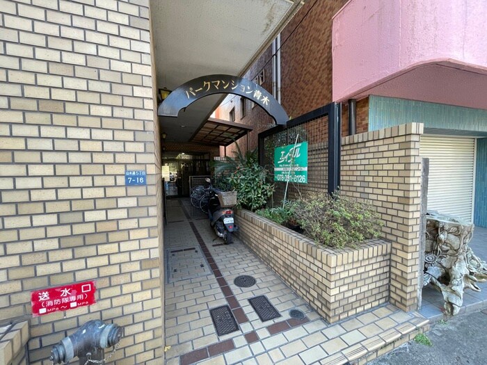 物件外観写真3　(エントランス部分)