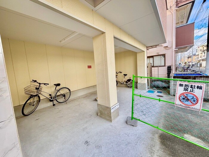 物件外観写真4　(駐輪場)