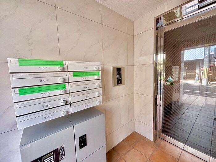 物件外観写真6　(エントランス部分)