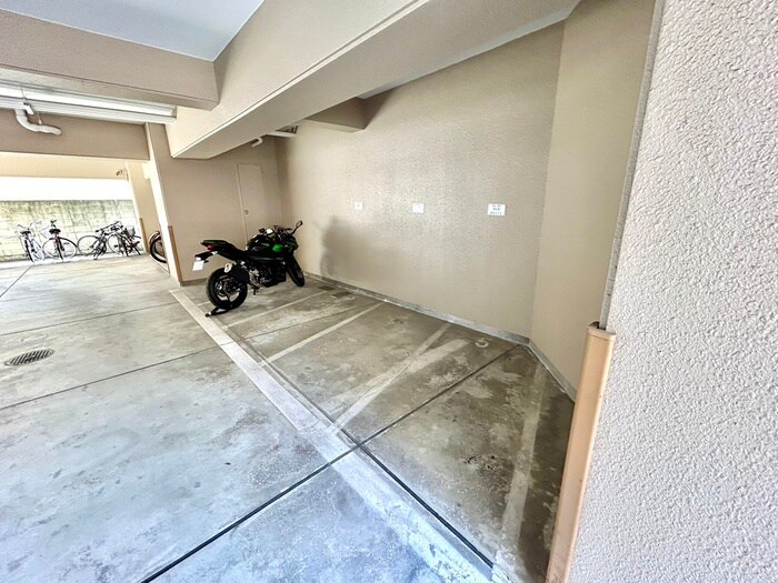 物件外観写真5　(バイク置き場)