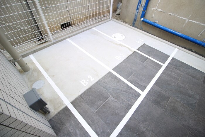 物件外観写真6　(バイク置き場)