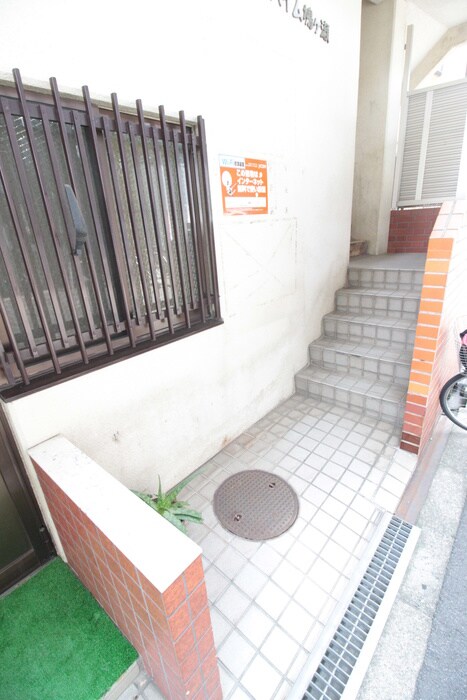 物件外観写真3　(エントランス部分)