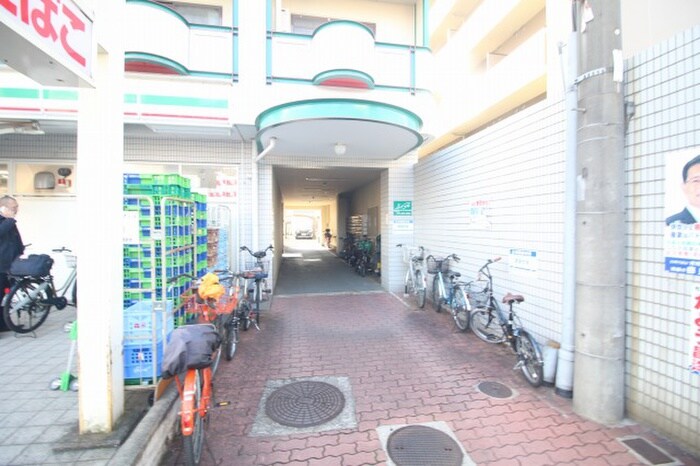 物件外観写真6　(エントランス部分)