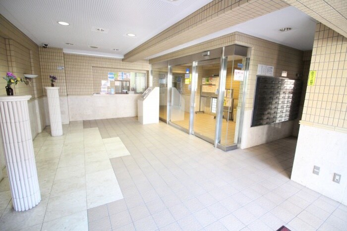 物件外観写真2　(エントランス部分)