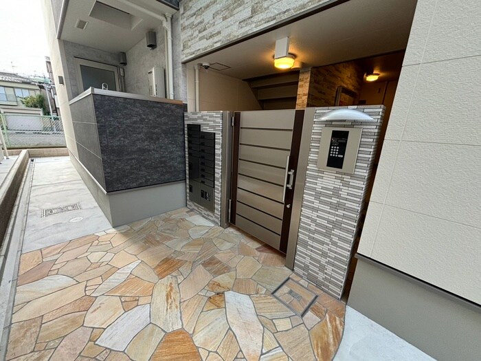 物件外観写真2　(エントランス部分)