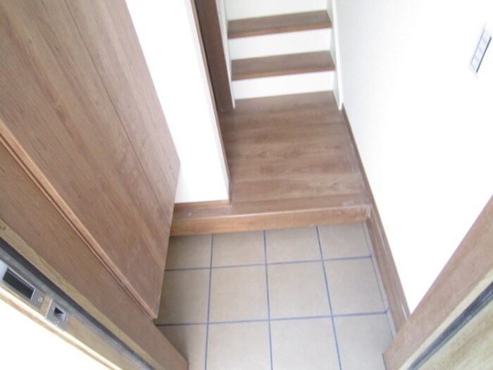 物件内観写真13　(玄関)