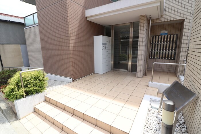 物件外観写真3　(エントランス部分)