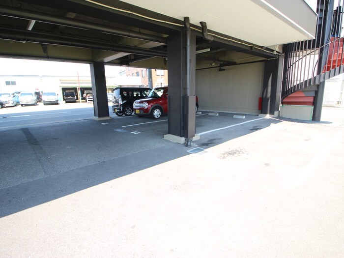 物件外観写真6　(駐車場)