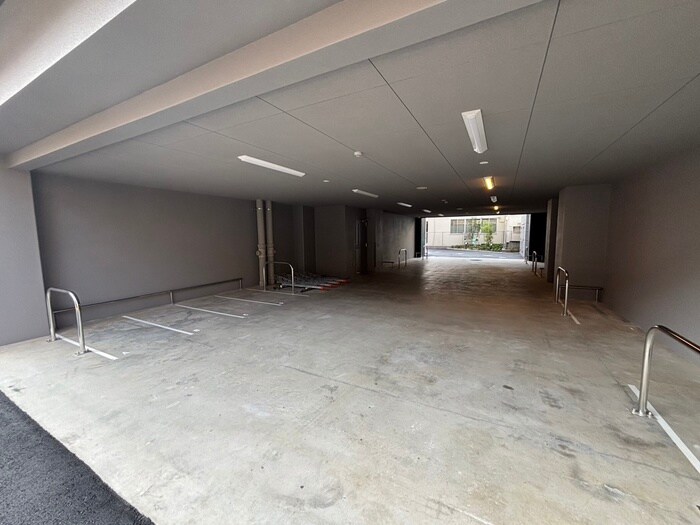 物件外観写真3　(バイク置き場)