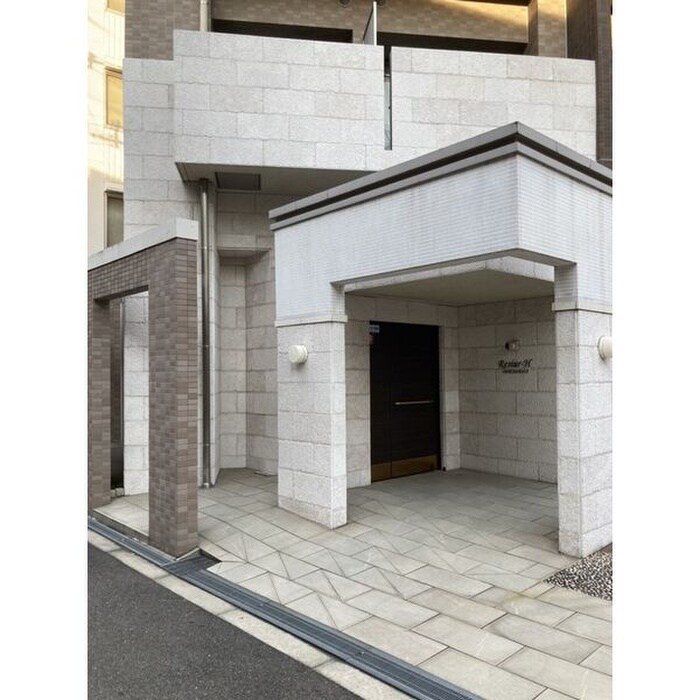 物件外観写真2　(エントランス部分)