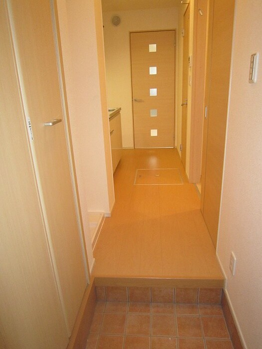 物件内観写真12　(玄関)