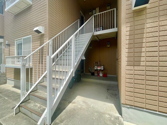 物件外観写真2　(エントランス部分)