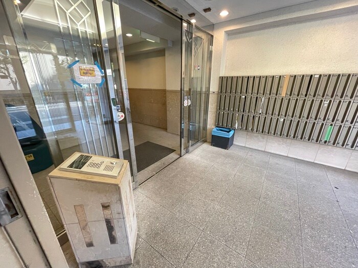 物件外観写真2　(エントランス部分)