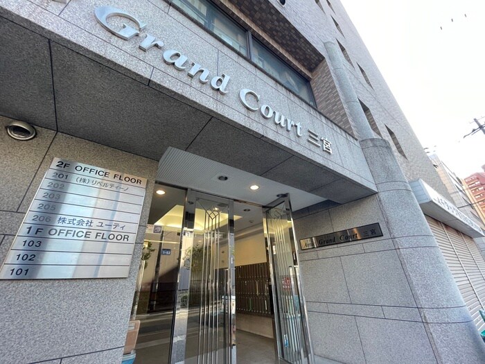 物件外観写真5　(エントランス部分)