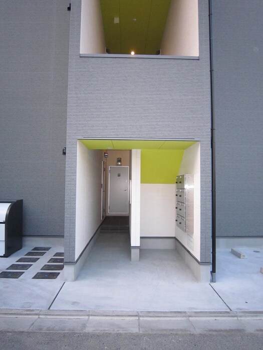 物件外観写真3　(エントランス部分)