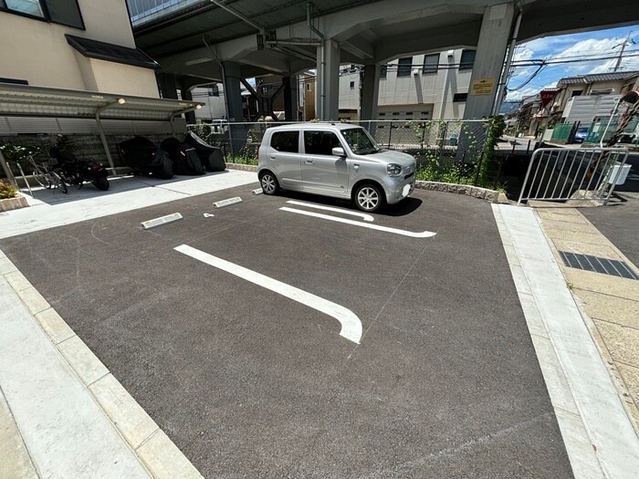 物件外観写真4　(駐車場)