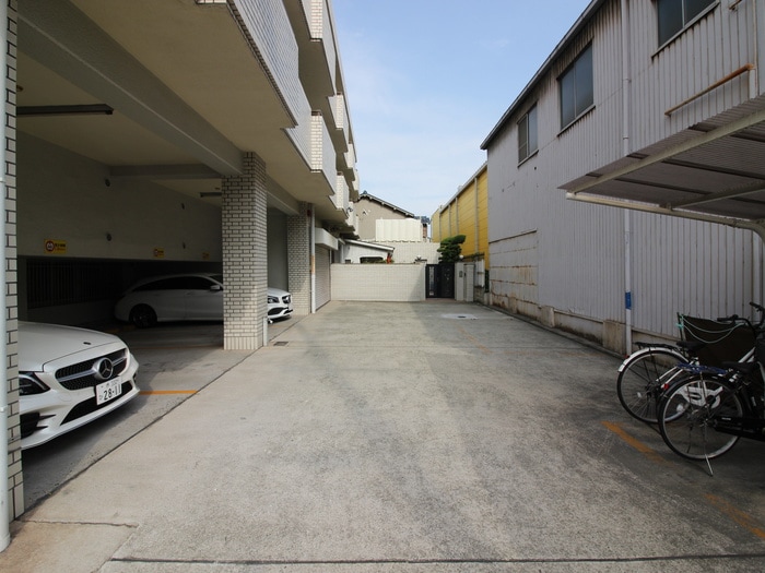 物件外観写真6　(駐車場)