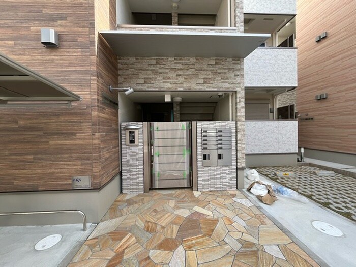 物件外観写真3　(エントランス部分)