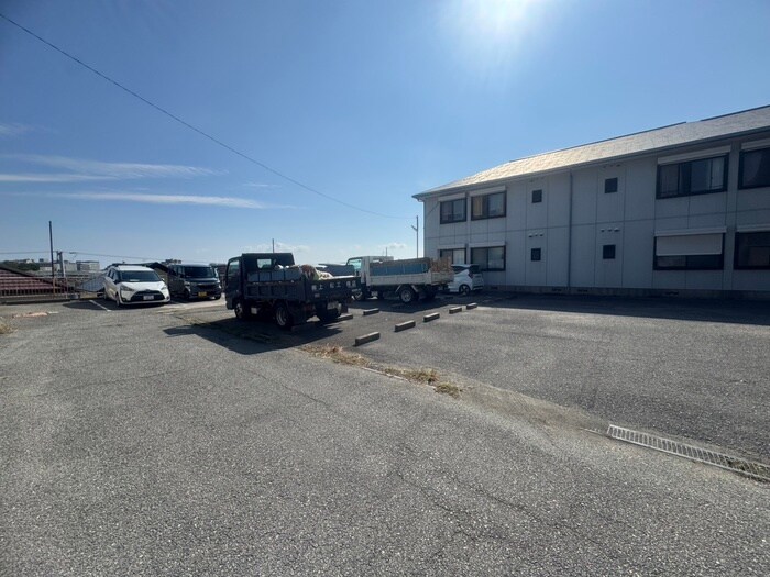 物件外観写真2　(駐車場)
