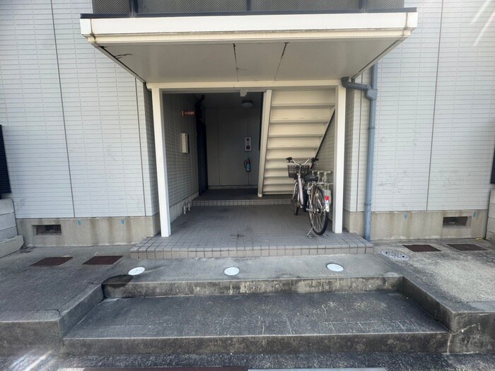 物件外観写真4　(エントランス部分)
