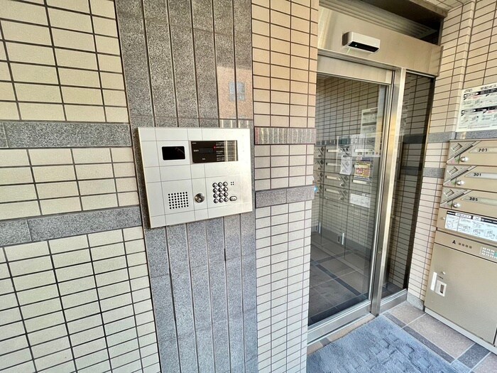 物件外観写真3　(エントランス部分)