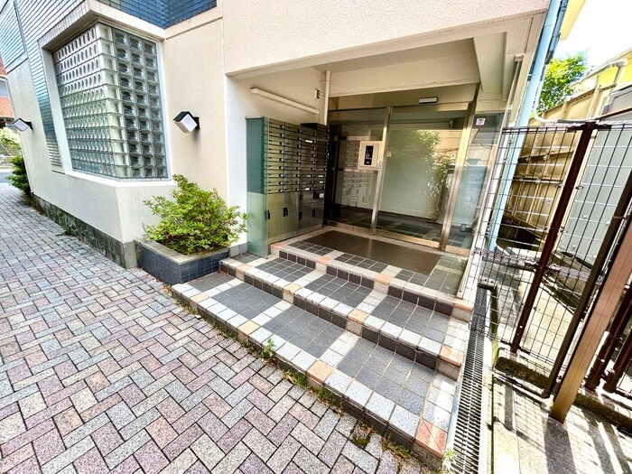 物件外観写真2　(エントランス部分)