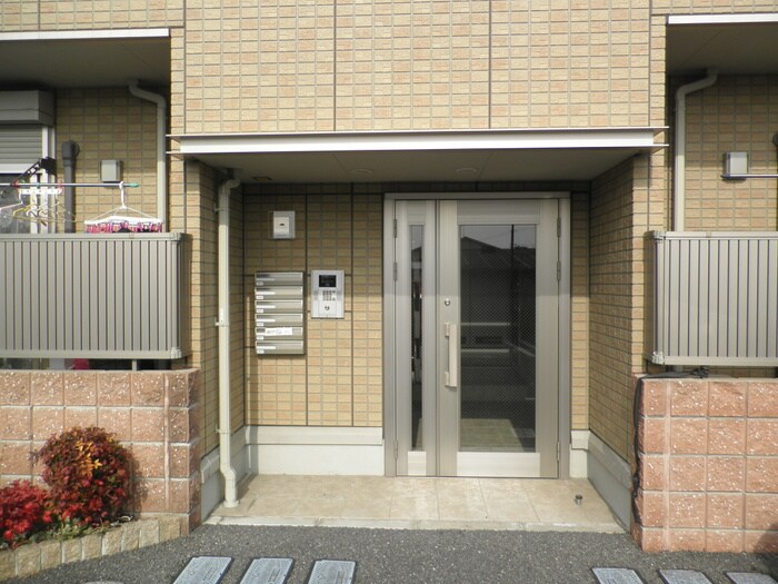 物件外観写真2　(エントランス部分)