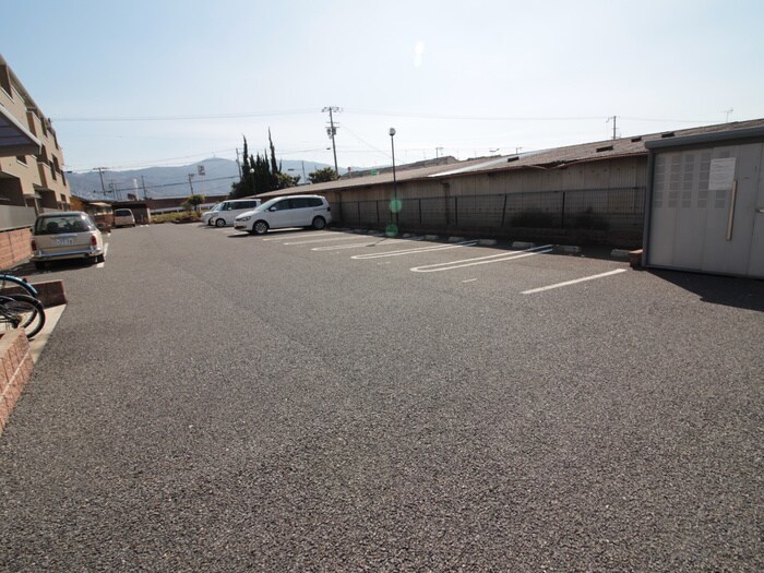 物件外観写真5　(駐車場)