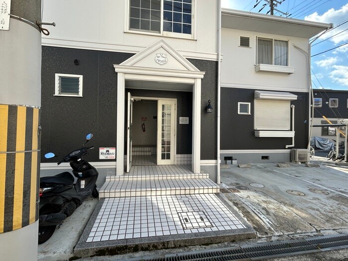 物件外観写真6　(エントランス部分)