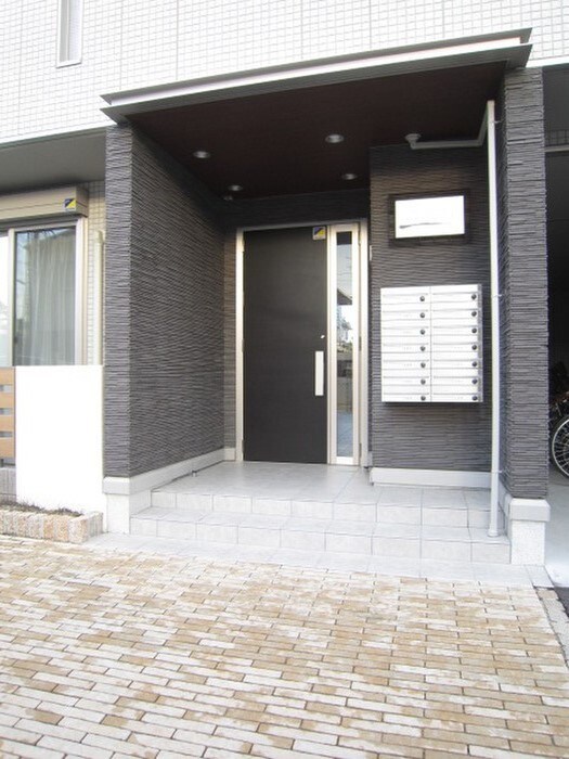 物件外観写真2　(エントランス部分)