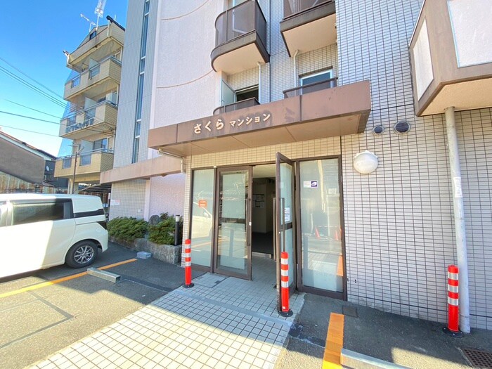 物件外観写真2　(エントランス部分)