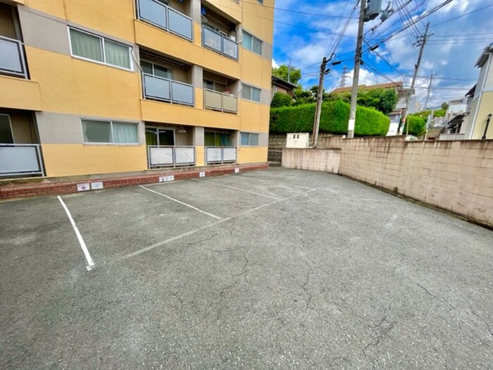 物件外観写真6　(駐車場)