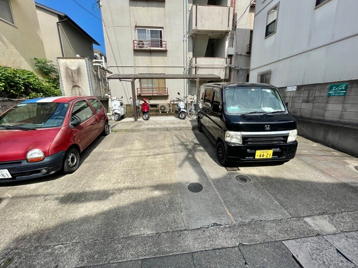 物件外観写真5　(駐車場)