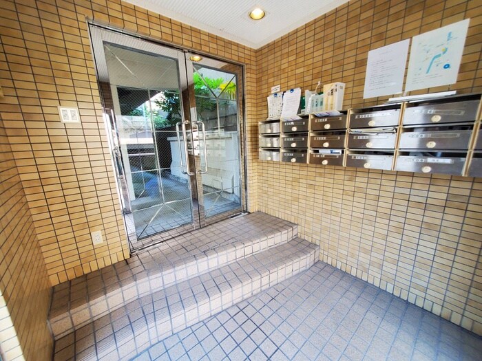 物件外観写真3　(エントランス部分)