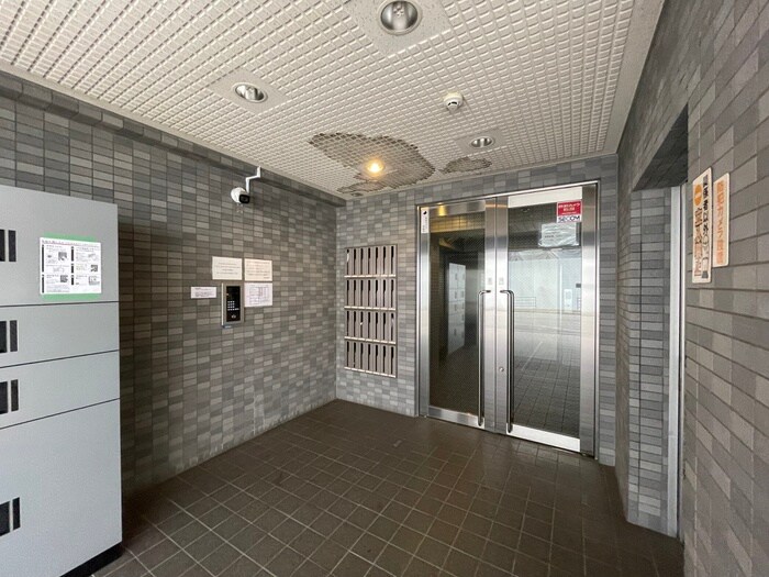 物件外観写真2　(エントランス部分)