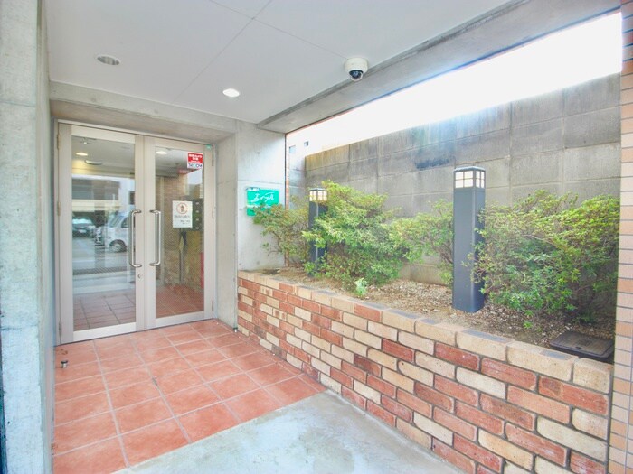 物件外観写真2　(エントランス部分)