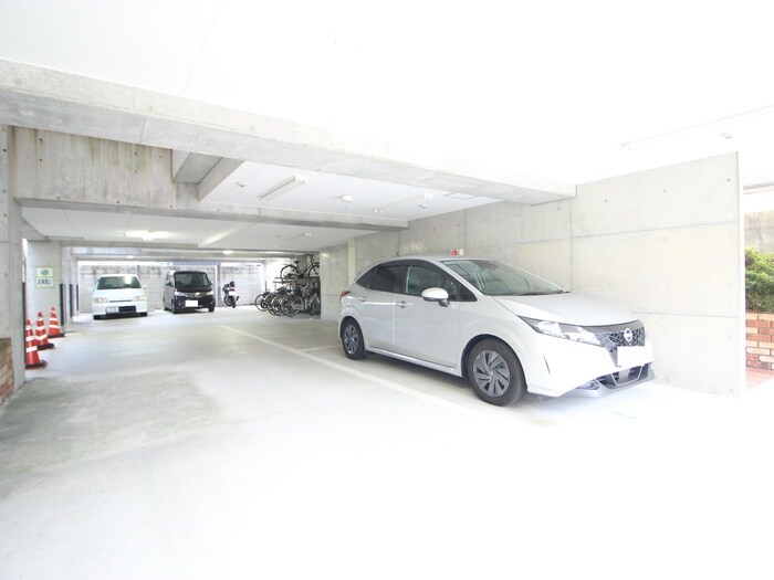 物件外観写真3　(駐車場)