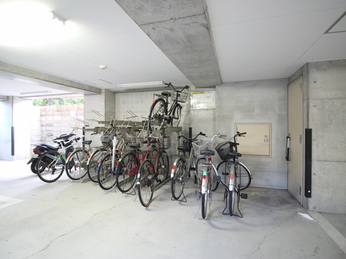 物件外観写真4　(駐輪場)