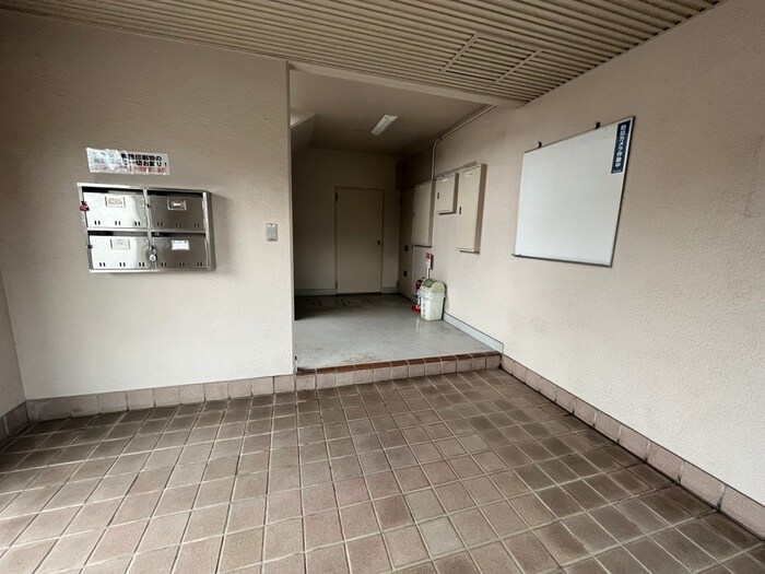 物件外観写真4　(エントランス部分)