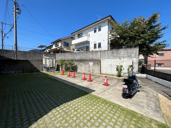 物件外観写真2　(駐車場)