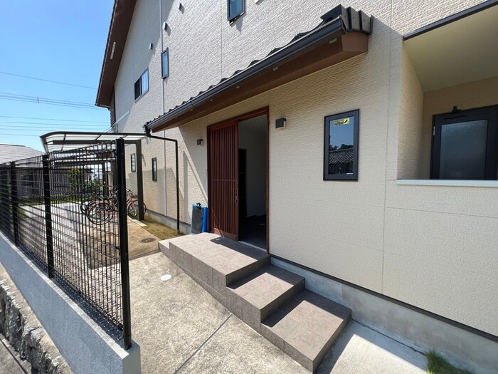 物件外観写真4　(エントランス部分)