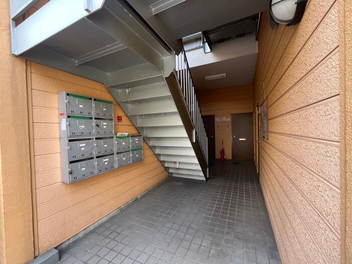 物件外観写真4　(エントランス部分)