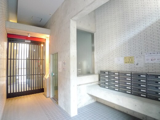 物件外観写真3　(エントランス部分)