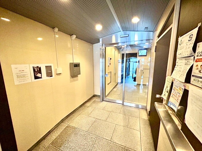物件外観写真2　(エントランス部分)