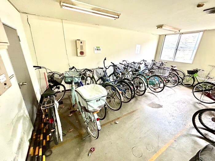 物件外観写真3　(駐輪場)