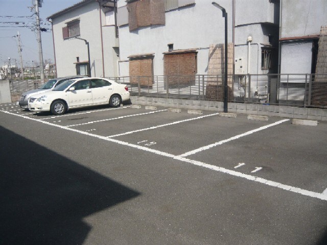 物件外観写真3　(駐車場)