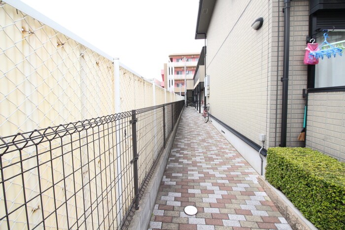 物件外観写真6　(エントランス部分)