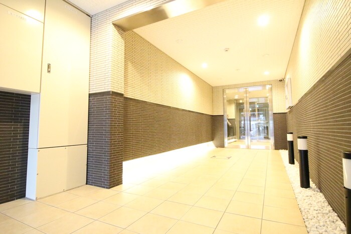 物件外観写真2　(エントランス部分)